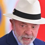 lula-da-silva-mostra-dedo-do-meio-durante-evento-do-governo-brasileiro