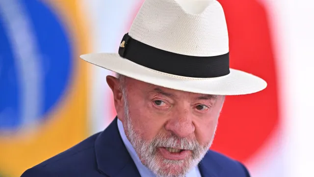 lula-da-silva-mostra-dedo-do-meio-durante-evento-do-governo-brasileiro