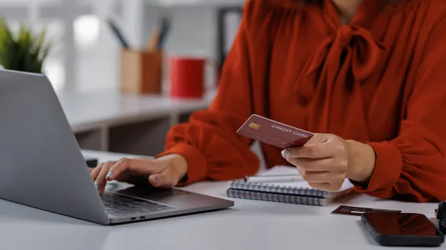 tres-euros!-a-partir-de-hoje,-ha-uma-nova-taxa-em-algumas-compras-online
