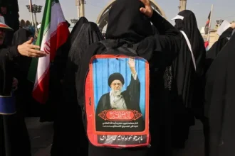 irao.-fieis-apelam-a-vinganca-diante-do-caixao-de-khamenei