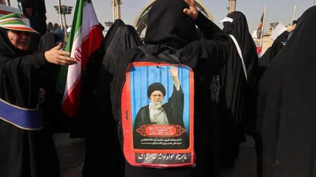 irao.-fieis-apelam-a-vinganca-diante-do-caixao-de-khamenei
