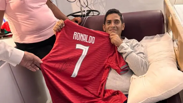 hernan-recebe-camisola-da-selecao-nacional-assinada-por-cristiano-ronaldo