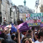 milhares-marcham-em-franca-para-reclamar-lei-contra-violencia-sexual
