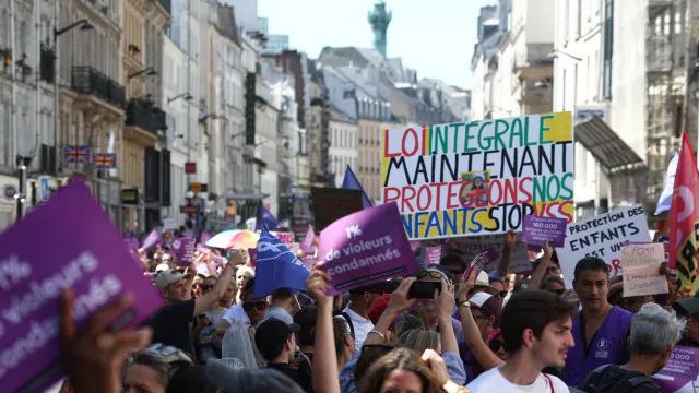 milhares-marcham-em-franca-para-reclamar-lei-contra-violencia-sexual