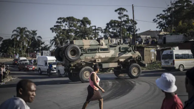 manifestacoes,-ataques-e-milhares-a-fugir.-que-se-passa-na-africa-do-sul?
