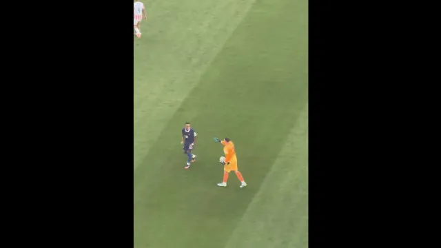 goleiro-do-paraguai-foi-ignorado-por-mbappe-e-reacao-viraliza;-veja