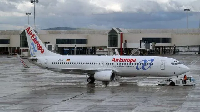 passageiros-retidos-em-aviao-com-50oc-apos-problema-no-ar-condicionado