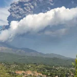 erupcao-do-vulcao-etna-leva-ao-cancelamento-de-130-voos-na-sicilia