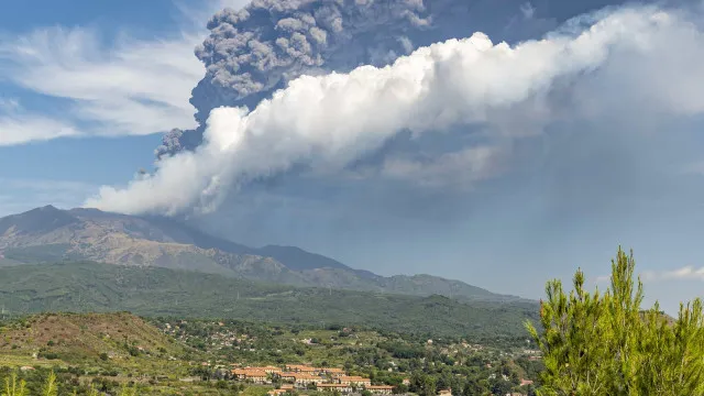 erupcao-do-vulcao-etna-leva-ao-cancelamento-de-130-voos-na-sicilia