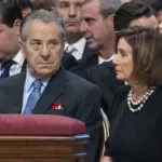 marido-de-pelosi-foge-ao-colidir-com-carro-estacionado.-“pediu-desculpa”