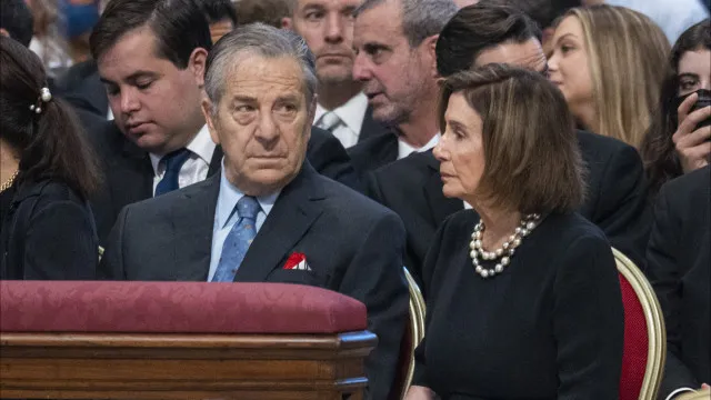 marido-de-pelosi-foge-ao-colidir-com-carro-estacionado.-“pediu-desculpa”