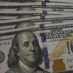 dolar-cai-a-r$-5,13,-e-bolsa-recua-em-dia-de-ajuste-no-mercado