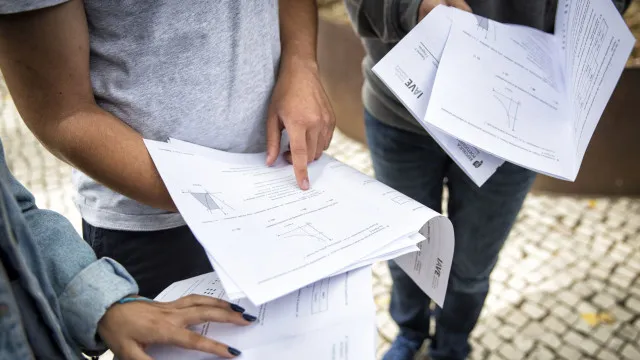 “caos”-nos-exames.-partidos-querem-explicacoes-(e-chamam-ministro-a-ar)
