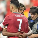 as-imagens-do-abraco-de-lamine-yamal-a-cristiano-ronaldo-no-fim-do-jogo