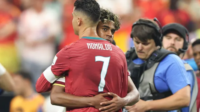 as-imagens-do-abraco-de-lamine-yamal-a-cristiano-ronaldo-no-fim-do-jogo