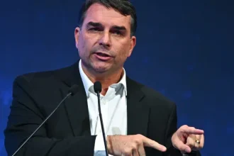 flavio-bolsonaro-afirma-nos-eua-que-nova-tarifa-iria-premiar-governantes