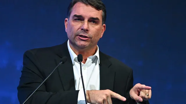 flavio-bolsonaro-afirma-nos-eua-que-nova-tarifa-iria-premiar-governantes