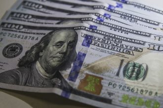 dolar-cai-ao-menor-nivel-em-tres-semanas;-bolsa-sobe-1,22%