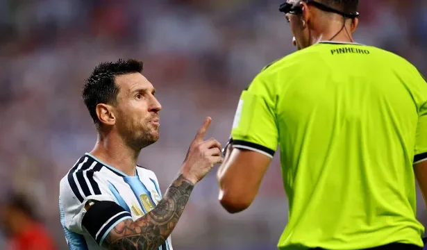 messi-explode-contra-arbitro-portugues;-veja-as-fotos-da-discussao