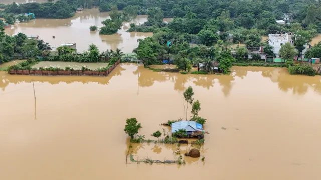 mais-de-50-mortos-e-rasto-de-destruicao:-imagens-das-cheias-no-bangladesh