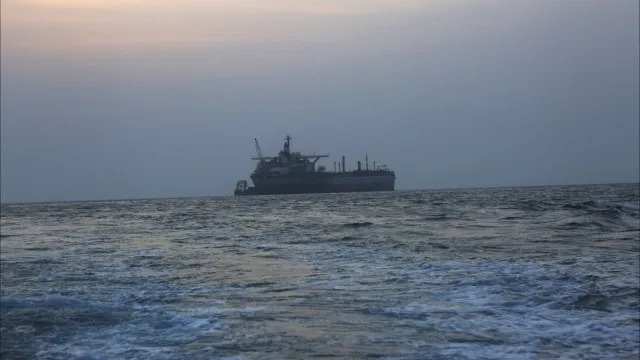 petroleiro-noruegues-atingido-ao-largo-da-costa-de-oma
