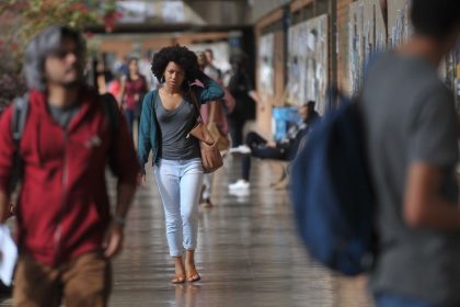 mais-de-54%-dos-graduandos-ja-abandonaram-curso-para-cuidar-dos-filhos