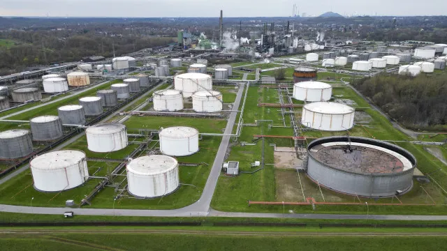 petroleo-brent-sobe-5%-apos-novos-ataques-no-medio-oriente