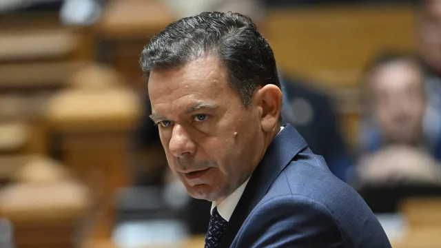 montenegro-abre-ultimo-debate-antes-das-ferias-com-exames-em-polemica