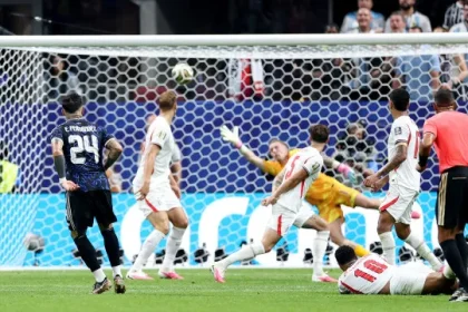 no-sufoco,-argentina-vira,-bate-a-inglaterra-e-avanca-pra-final-da-copa