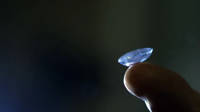 mulher-com-cornea-“comida”-por-parasita.-lavou-cara-mas-nao-tirou-lentes