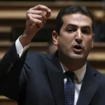 chega-desafia,-psd-responde:-aprenda-a-nadar-“antes-de-vir-para-piscina”