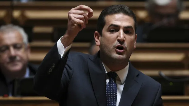 chega-desafia,-psd-responde:-aprenda-a-nadar-“antes-de-vir-para-piscina”