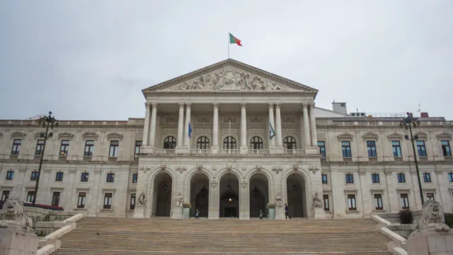 cds-defende-fernando-alexandre-que-acaba-aplaudido-por-psd-e-centristas