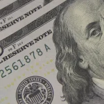 dolar-encosta-em-r$-5,10-com-tarifaco-e-tensao-global