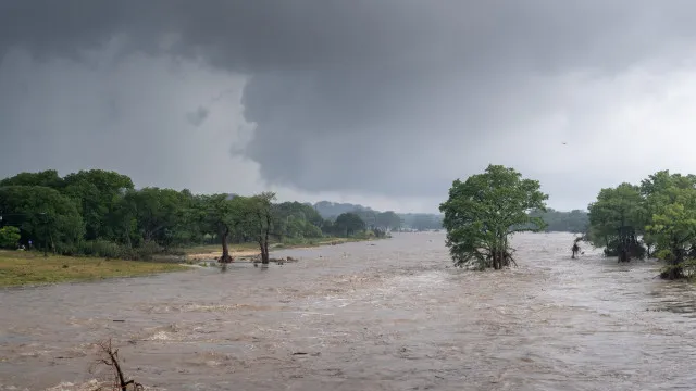 pelo-menos-2-mortos-em-inundacoes-no-texas.-houve-evacuacoes-e-resgates