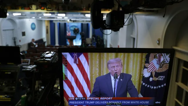 suspenso-operador-de-teleponto-de-trump-suspeito-de-apostar-nos-discursos