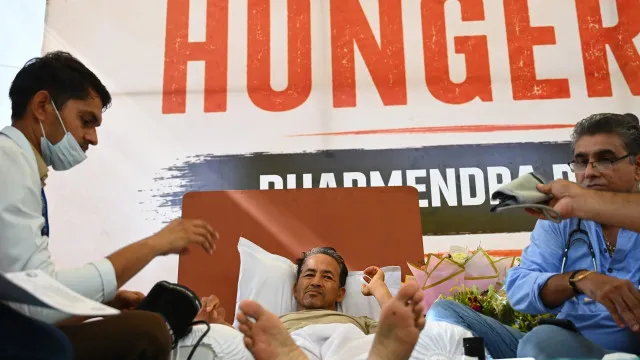 ativista-indiano-levado-hoje-para-hospital-apos-20-dias-de-greve-de-fome