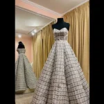 estilista-cria-vestido-de-noiva-com-“lixo”-dos-cromos-do-mundial.-veja