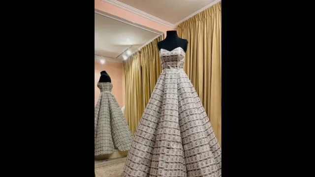 estilista-cria-vestido-de-noiva-com-“lixo”-dos-cromos-do-mundial.-veja
