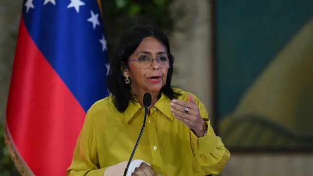 presidente-interina-da-venezuela-condecora-6-mil-socorristas.-“dignidade”