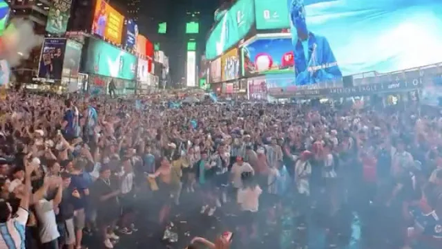 torcedores-da-argentina-causam-‘loucura’-na-times-square-noite-dentro