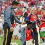 irmao-de-lamine-yamal-rouba-a-cena-na-festa-do-titulo-da-espanha