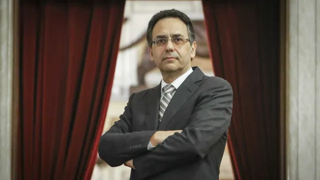 “um-pin-na-lapela”-a-custa-dos-alunos?-ps-deixa-critica-ao-ministro