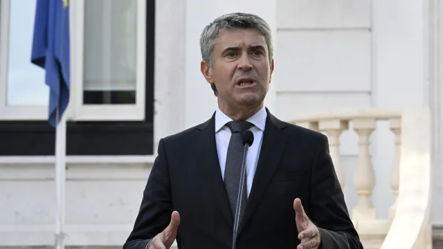 combustiveis?-governo-continua-“a-lucrar”,-portaria-“desmentiu”-ministro