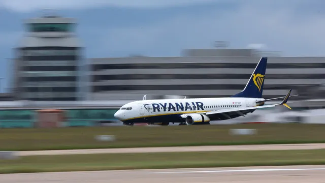 lucro-da-ryanair-afunda-34%-entre-abril-e-junho:-eis-os-motivos