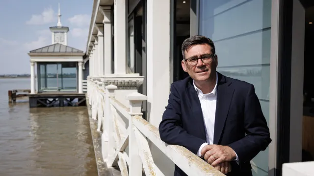 andy-burnham-afasta-aliados-de-starmer-durante-remodelacao-governamental