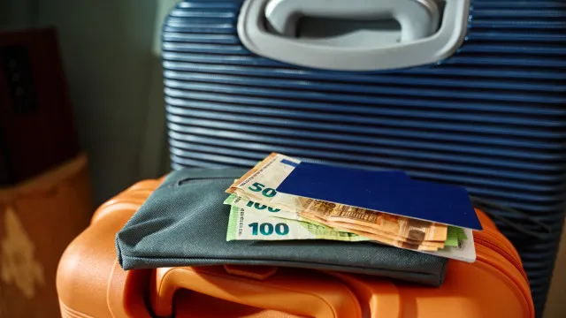 vai-de-ferias-e-leva-(muito)-dinheiro-na-mala?-atencao-ao-aviso-do-fisco