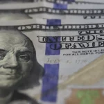 dolar-cai-ao-menor-valor-desde-junho-com-alta-do-petroleo