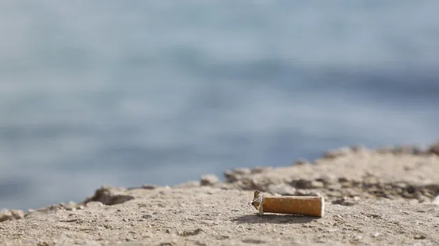 uma-unica-ponta-de-cigarro-contamina-mil-litros-de-agua,-diz-farmaceutica