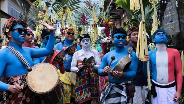 centenas-de-moradores-participam-no-ritual-ngerebeg-em-bali.-as-imagens